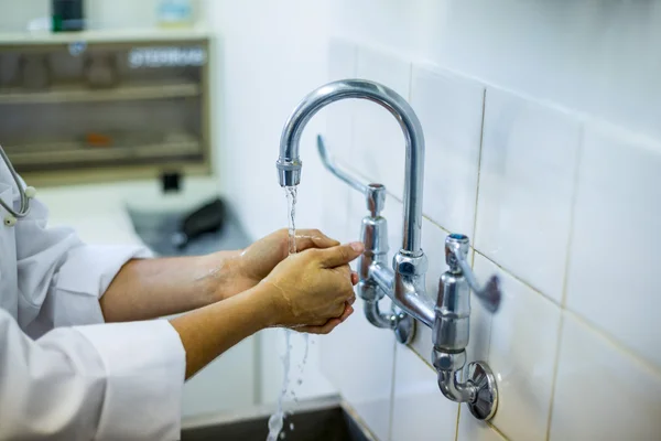 Close-up op een dierenarts zijn handen wassen — Stockfoto