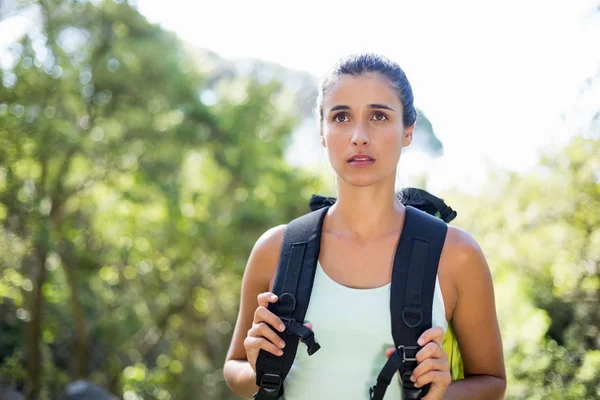 Femme sans sourire posant avec son sac à dos — Photo