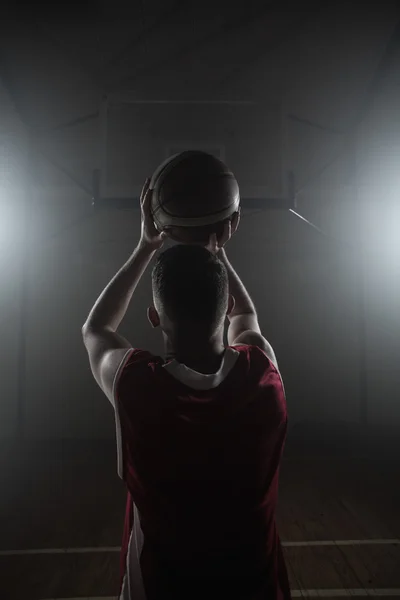 Ritratto del giocatore di basket davanti il retro preparandosi a segnare — Foto Stock