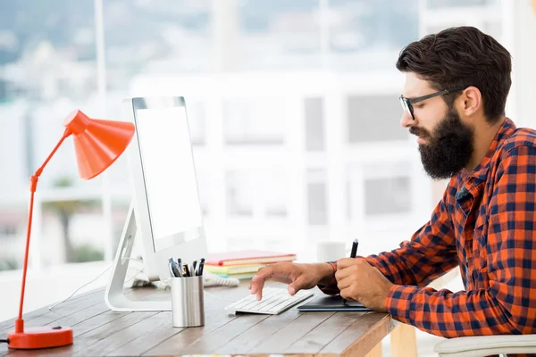 Hipster puttend uit grafisch tablet — Stockfoto