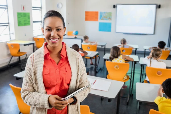 Lehrerin posiert mit ihrem Tablet — Stockfoto