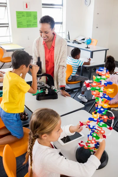 Professora dando lição aos seus alunos — Fotografia de Stock