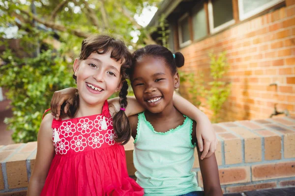 Dois amigável menina posando e sorrindo — Fotografia de Stock