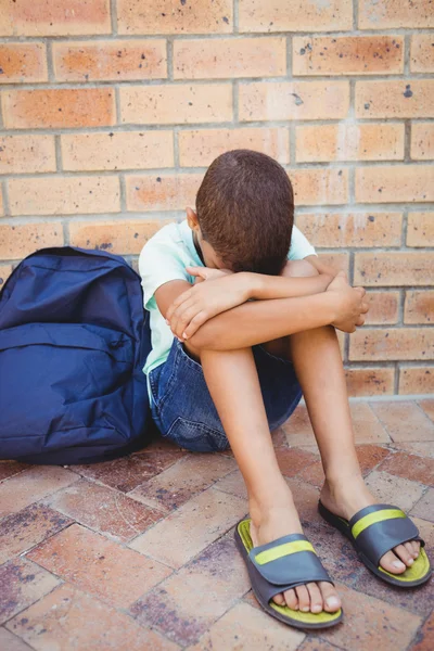 Trauriger Junge mit dem Kopf auf den Knien — Stockfoto