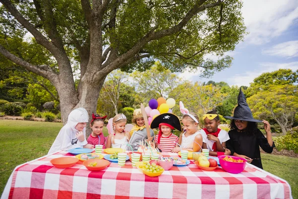 Дети в маскарадных костюмах празднуют день рождения — стоковое фото