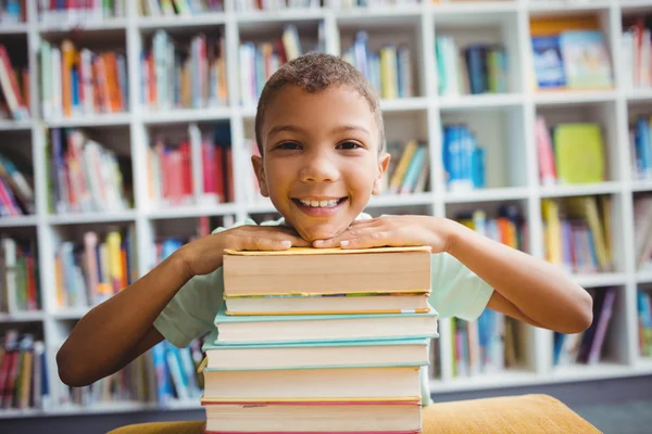 Junge legt seinen Kopf auf Bücher — Stockfoto