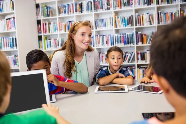 Jonge mooie leraar hebben les aan kinderen met hun tafel — Stockfoto