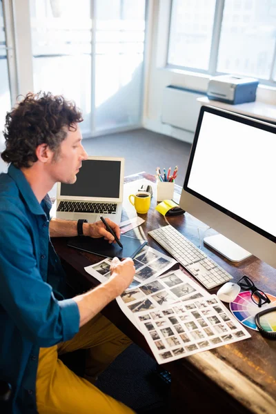 Een man aan het werk op zijn computer — Stockfoto