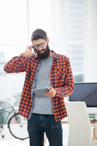 Hipster using tablet and smartphone — Stock Photo, Image