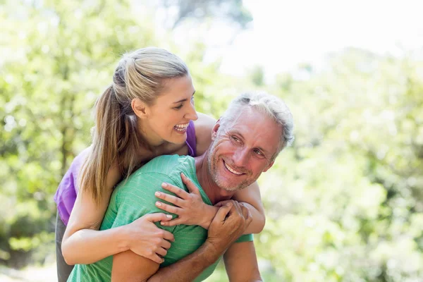 Coppia sorridente e tenersi l'un l'altro — Foto Stock