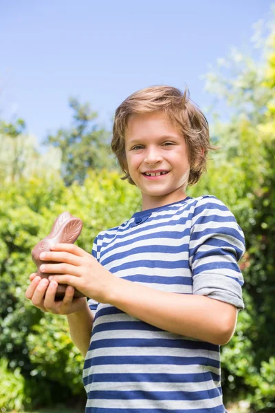 Ritratto di ragazzo carino con in mano un coniglio al cioccolato — Foto Stock