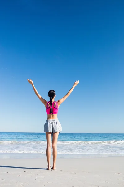 Kobieta z ręce do góry na plaży — Zdjęcie stockowe
