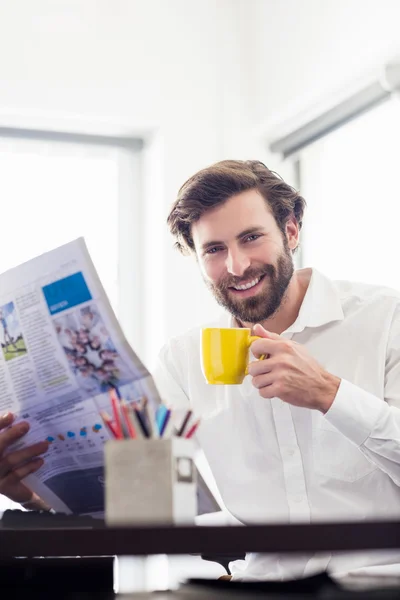 Бізнесмен п'є каву і читає газету — стокове фото