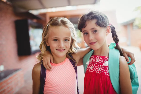 Due bambini carini con le braccia intorno a vicenda — Foto Stock