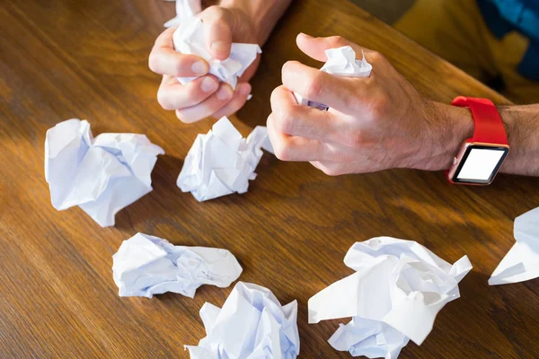 Porträt von Händen, die auf einem Blatt Papier zeichnen — Stockfoto