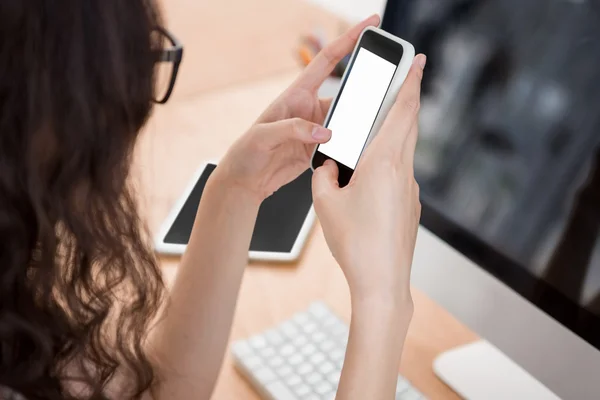 Una mujer está usando su teléfono inteligente — Foto de Stock