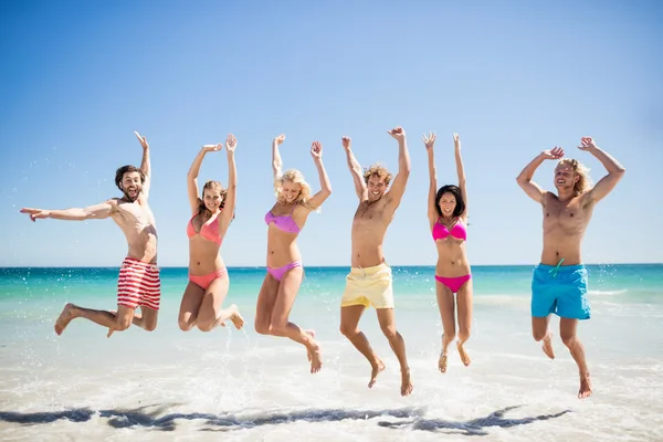 Friends having fun at the beach — Stock Photo, Image