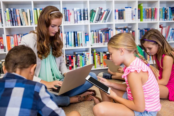 Leraar les geven aan haar studenten — Stockfoto