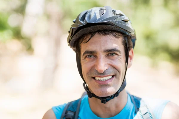 Portret van een man fiets renner glimlachen — Stockfoto