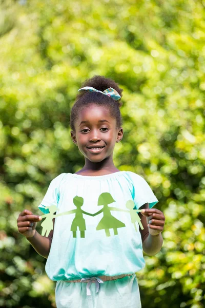 Schattig meisje van gemengd ras bezit een papier klatergoud — Stockfoto