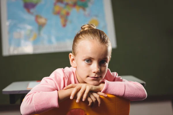 Meisje leunend tegen de stoel — Stockfoto