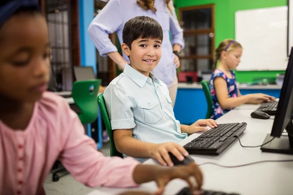 Bambini che guardano il loro computer — Foto Stock