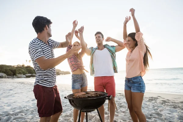 Amigos haciendo una barbacoa —  Fotos de Stock