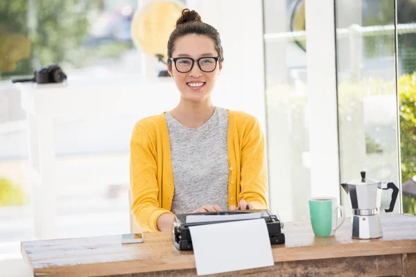 Hipster met behulp van de typemachine — Stockfoto