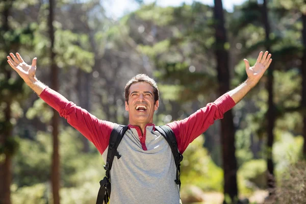 Mann lächelt und wirft die Arme hoch — Stockfoto