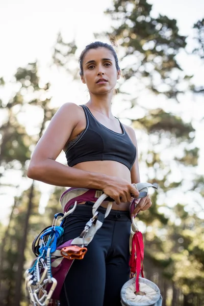 Mulher sem sorrisos com equipamento de escalada — Fotografia de Stock