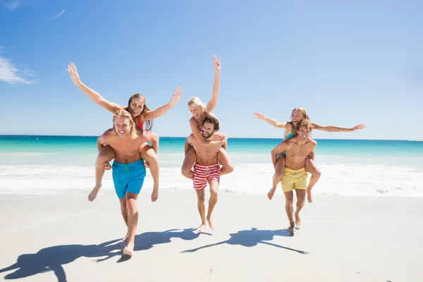 Vrienden plezier op het strand — Stockfoto