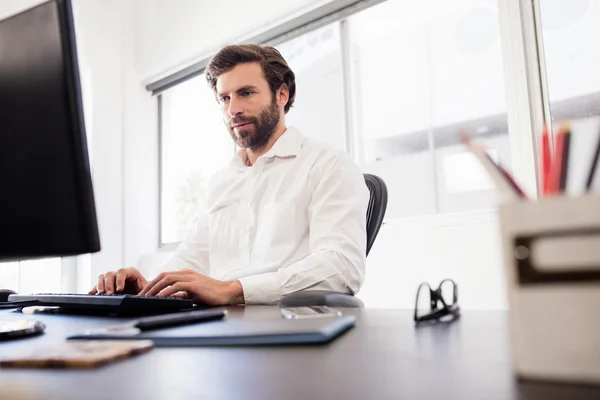 Empresário trabalhando em seu computador — Fotografia de Stock