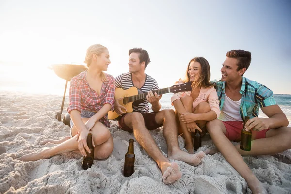 Amigos tocando guitarra — Fotografia de Stock