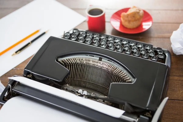 Vista aérea de la máquina de escribir poniendo en el escritorio —  Fotos de Stock