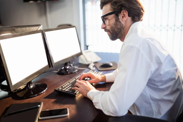 Geschäftsmann mit Brille arbeitet am Computer — Stockfoto