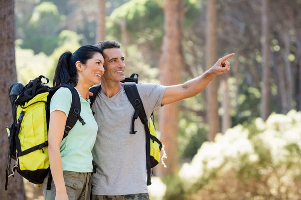 Paar zeigt und wandert — Stockfoto