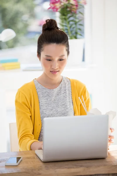 Seorang wanita bisnis sedang mengerjakan laptopnya — Stok Foto