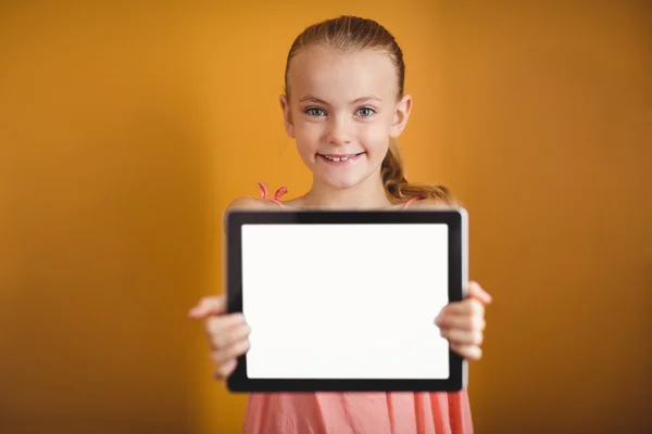 Menina segurando um tablet — Fotografia de Stock