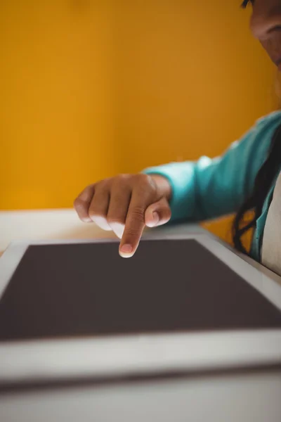 Primer plano de la chica usando una tableta —  Fotos de Stock