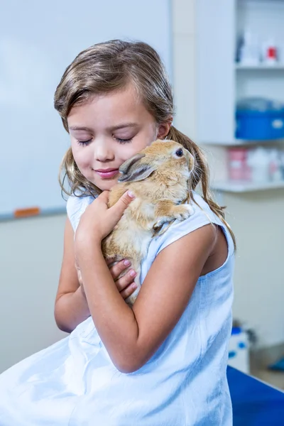 Una bambina carina che si abbraccia è coniglio — Foto Stock