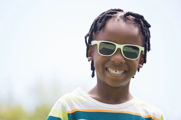 Un niño con gafas de sol sonriendo —  Fotos de Stock