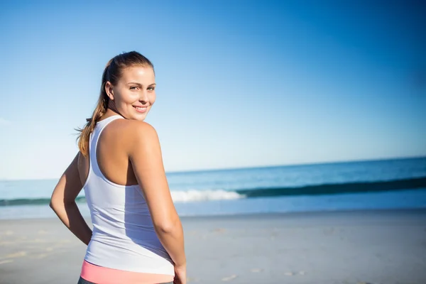 Woman standing at the beach — Stock Photo, Image