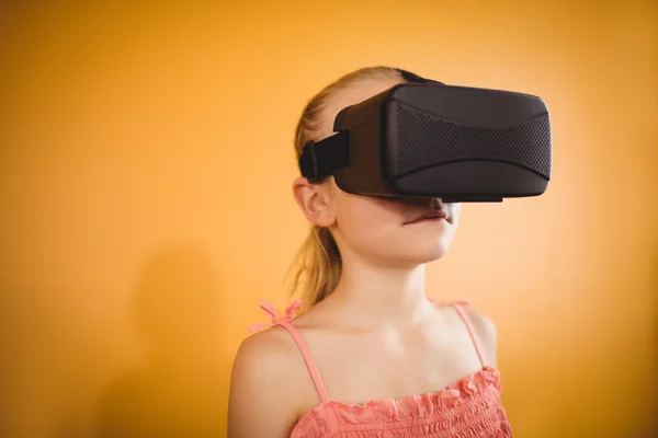 Menina usando um dispositivo de realidade virtual — Fotografia de Stock