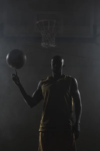 Basketbalspeler die de bal aan zijn vinger draaien — Stockfoto