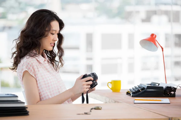 Hipster woman taking a picture — Stock Photo, Image