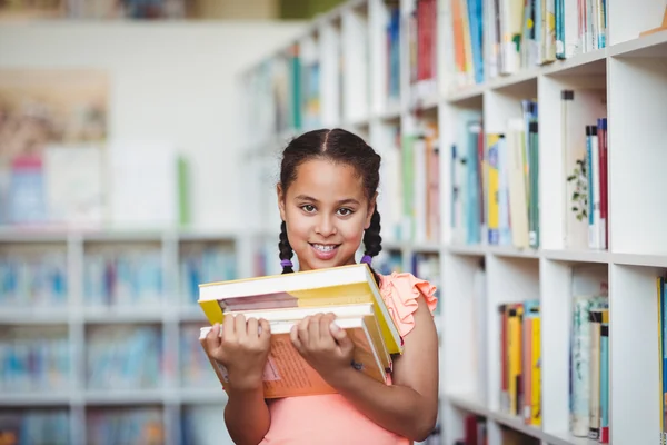Χαμογελώντας κορίτσι εκμετάλλευση βιβλία — Φωτογραφία Αρχείου