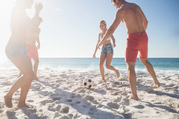 Vrienden spelen voetbal — Stockfoto