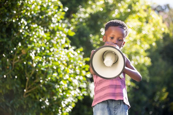 Мальчик с помощью мегафона — стоковое фото