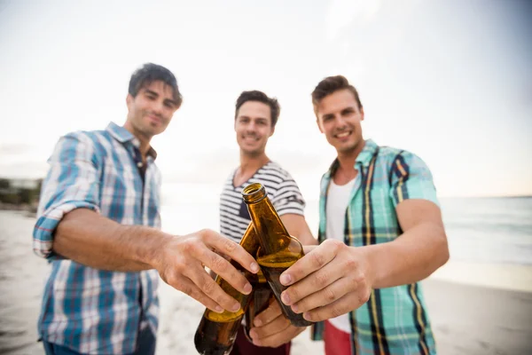Amigos torcendo com cerveja — Fotografia de Stock