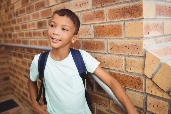 Lachende schooljongen op zoek weg — Stockfoto